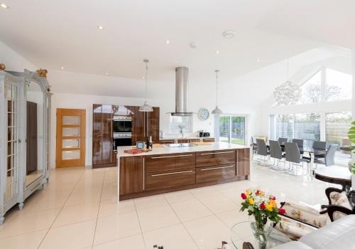 Causeway Cottage with Hot Tub & Games Room