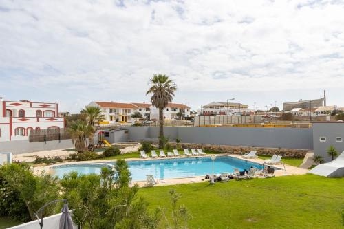 3 Minutes TO THE BEACH, 2 BEDROOM AMAZING APT WITH BALCONY, BBQ GRILL AND POOL
