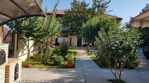 Casa Lucas si Rafael