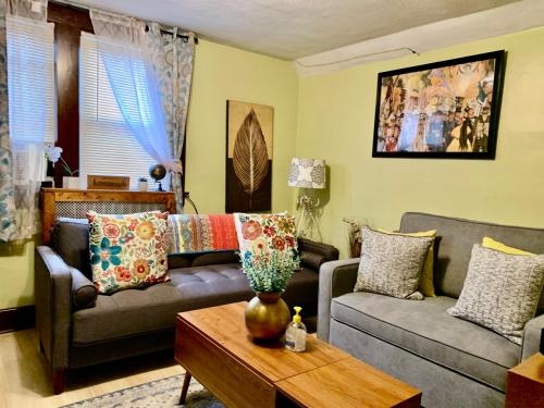 Cozy 2nd Floor Apartment With Private Entrance