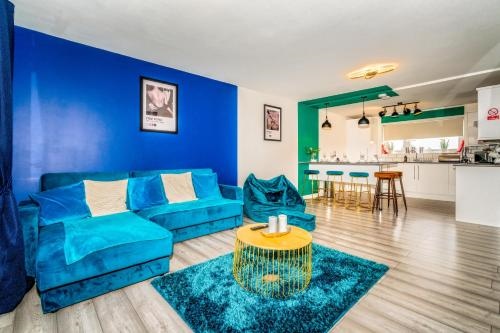 Sleek and Stylish 3 Bed in Greenock - Sleeps 8