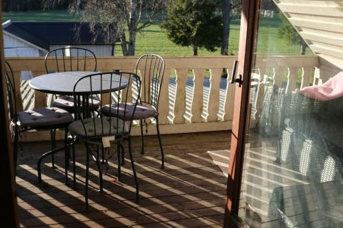 Boende pa landet nara sjo med bat