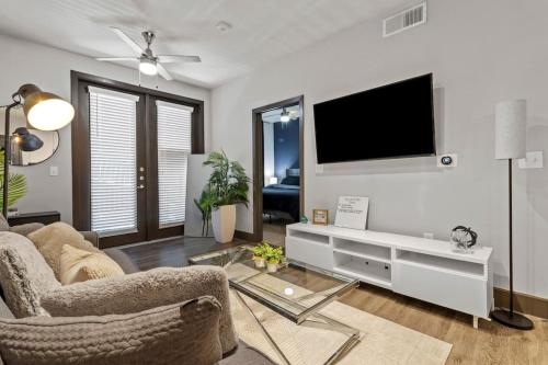 1BR Pool Free Wi-Fi Free Parking Gym