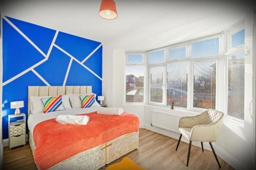 Elegant 3-bed apartment with FREE onsite PARKING in Enfield - Out door Patio - Big savings on Longer Stays