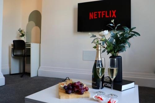 Brand New Modern Apartments Steps From Gloucester Quays