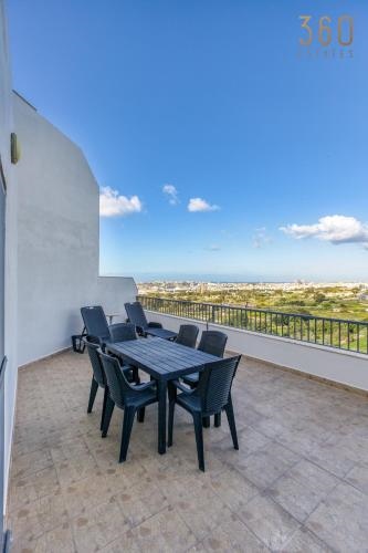 Beautiful PENT with terrace & spectacular views by 360 Estates