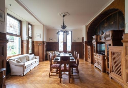 Apartment in stylish city villa