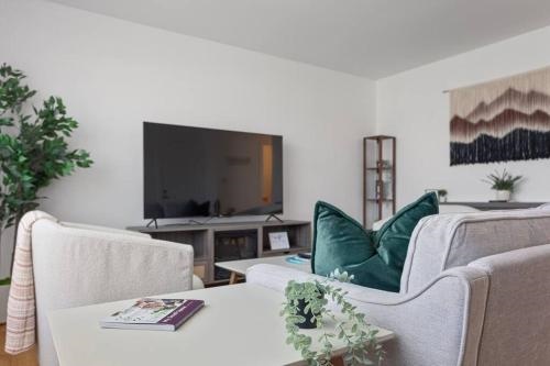 Cozy 2BR Near O Hare Free WiFi and Parking