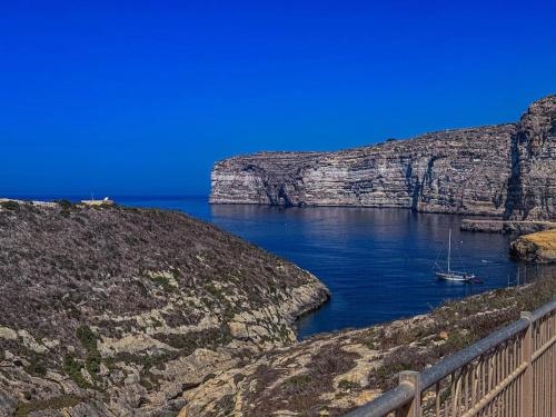 Cliff's Edge - by Solea