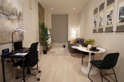 The Jade Emperors Suite 5 Star Eastern Luxury in City Centre