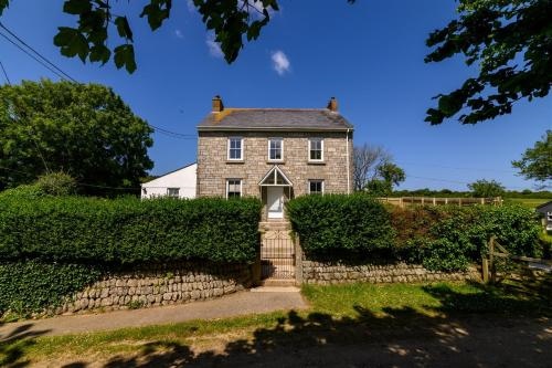 Family Friendly Apartment above Praa Sands Beach
