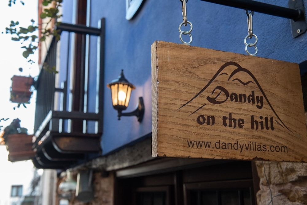 Dandy On The Hill Arnaia