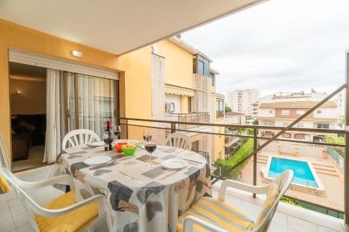 Apartamento completo con piscina y amplio balcon