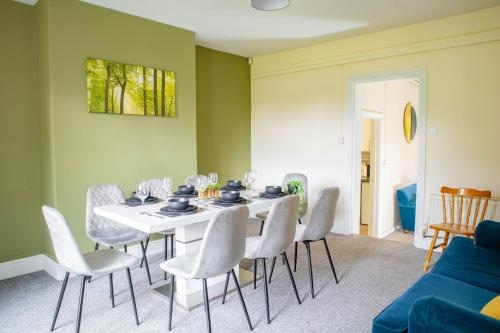 3 Bedroom House - Free Parking-Hospital-Contractors-Families