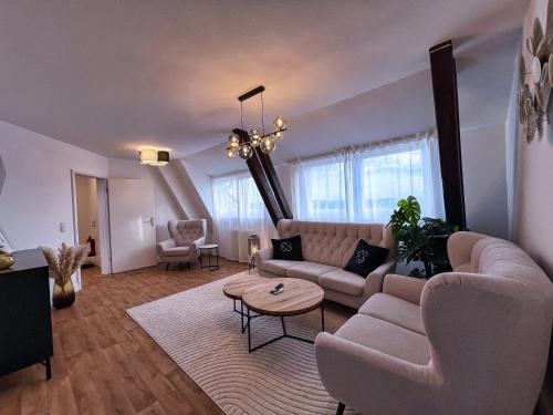 Helle großzugige Dachgeschoss Wohnung I Parkplatz I Schloss Blick #Cosiness Company