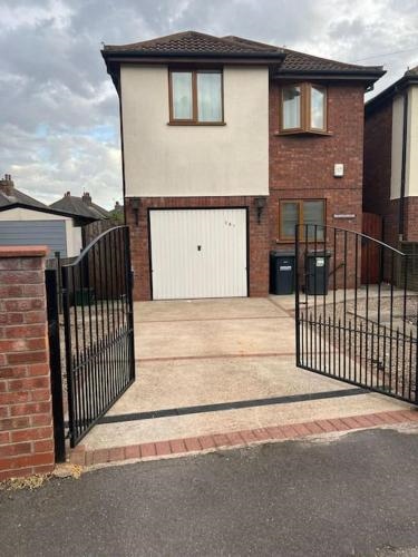 Entire 4 Bedrooms Detached House with Driveway