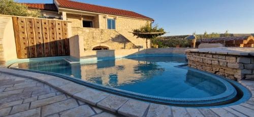 Villa Stone Lace