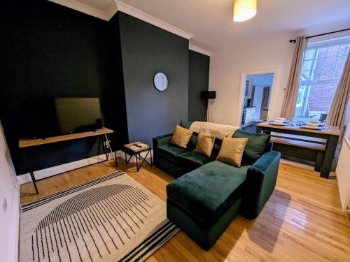 Comforting 2 Br Flat For Workers, Friends & Family