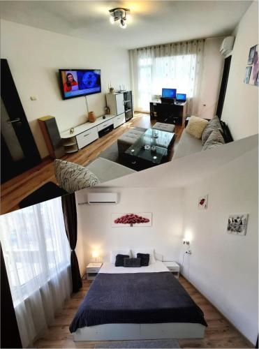 3 Rooms Apartment, Top Center, 1st Floor, AUBG, WiFi, PC i5 SSD, 3 LED TVs 200 Channels, Long Terrace, Easy-Late Check-in, Stay Before Greece