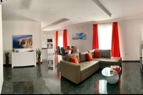 Central Fully Equipped Modern Apartment 2