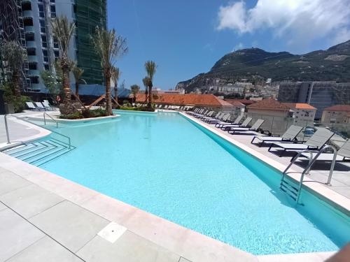 NEW - Studio Apartments in EuroCity - Large Pool - Rock or Sea Views - Balcony - Free Parking - Holi