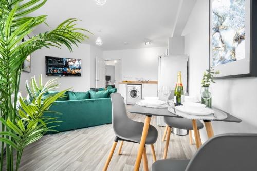 Modern 2 Bedroom Apartment - WIFI & Netflix - Secure Parking - Top Rated - 27AC