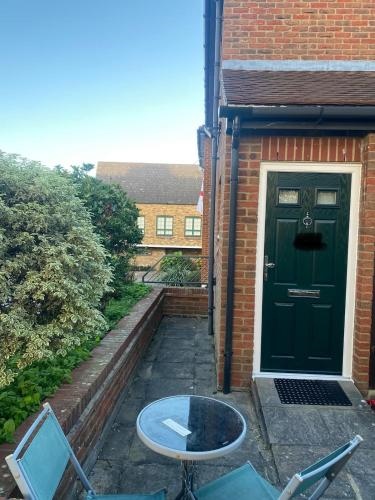 MIN 21 nights Hampton Ct River village 1 bed maisonette