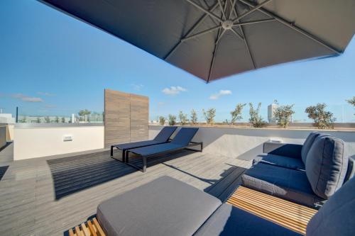 Kuya Private 2BR Penthouse with Pool & Sunbeds By JL