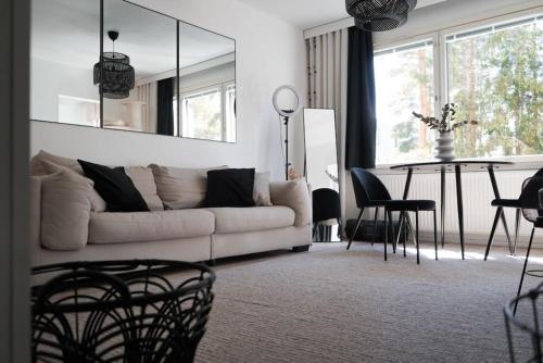 Tyylikas hyvin varusteltu asunto. Oma autopaikka.