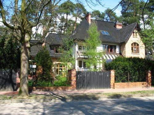 Pokoj w domu z ogrodem w Milanowku