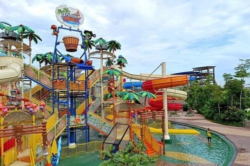 Splash Mania Waterpark Air Con Suite with Bue Pool VIEW