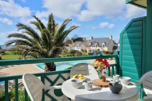 LocaLise - A18 - Appartement avec balcon - Petite vue mer a travers le palmier - Piscine de avril a septembre - Wifi inclus - Animaux admis - Draps inclus - Parking inclus