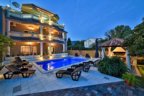 Suman Apartment With Shared Swimming Pool 120M From The Beach