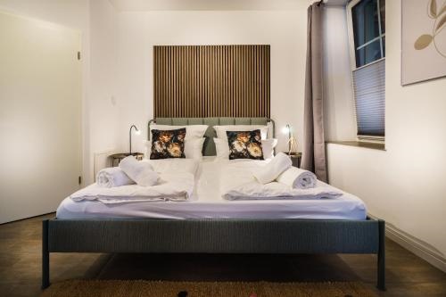 Boardinghaus Grunefeld W4 I by WOOON I Kuche I Smart TV I P I Rainshower