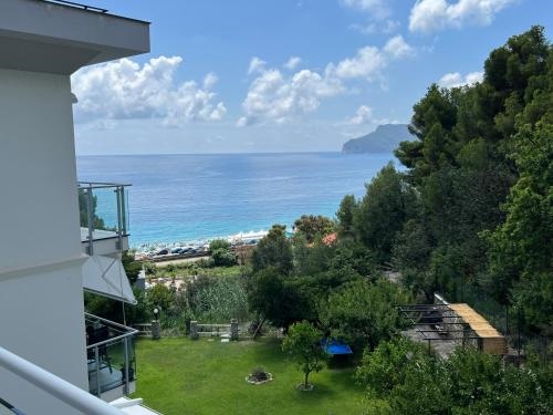 Azzurro Beautiful and bright sea view apartment