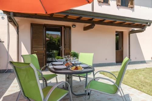 Countryside Apt with Swimming Pool and Parking