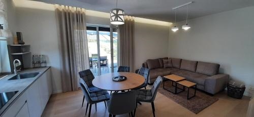 Vila Galadusis prie ezero