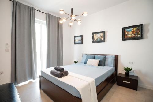 KING size bed outdoor lounge 2 rain showers