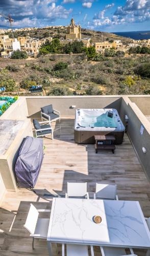 Stylish Duplex 3 Bedroom Jacuzzi, BBQ, Scenic Views