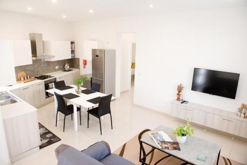 Modern 3BR Apartment with Balcony - Close to Limestone Heritage Park