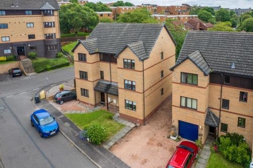 Langley House, 5 bed, all doubles with Smart TV, 3 bath, 2 lounges, FULLY equipped kitchen, FREE parking, PERFECT for BUSINESS, TRADES, GOLF and relocation 5 Min to EDEN and Port projects Wifi, Smart Tv, garden, dishwasher