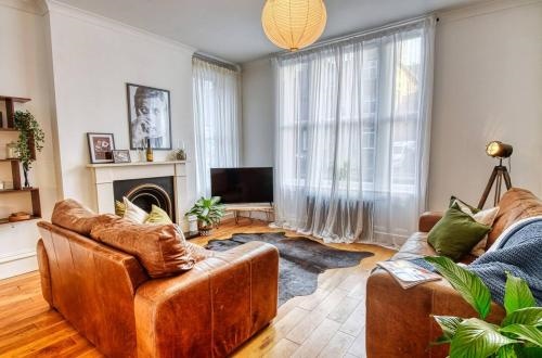 Dudley spacious Exec 1 Bed Long Stay Parking