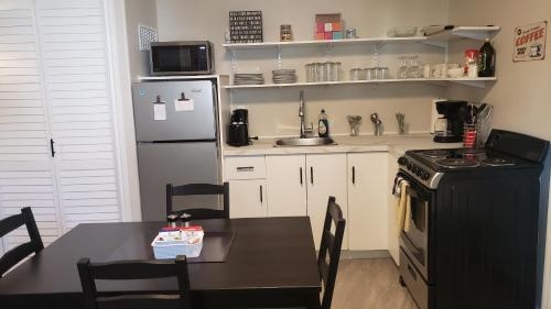 Cozy home on a quiet street minutes to DT Kingston