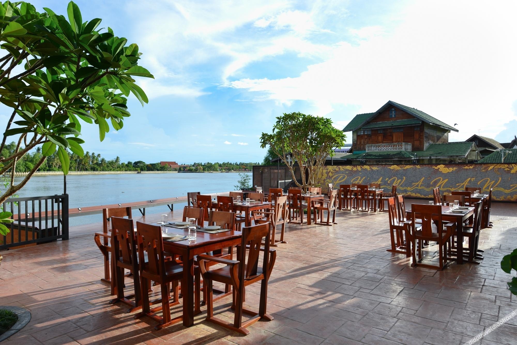 Amphawa Riverfront Hotel