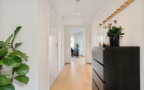 Moderne leilighet ved sjoen, n?r sentrum