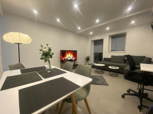 Apartment Business Suite mit Netflix Premium & Parkplatz, zentral zu Audi & Schwarz Gruppe with 2 Bedrooms & Fußbodenheizung