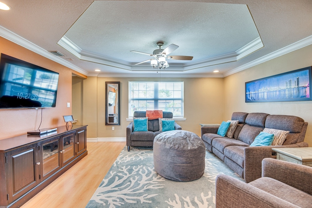 Spacious Waterfront Home In Merritt Island W/ Pool