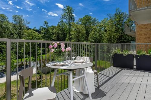 cohost I New Apt w-Balcony I Air Condition I Free Parking & Netflix I By Botanical Park