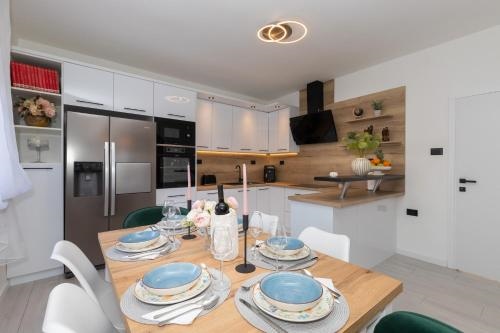 Azuris Modern Sea View Apartment Steps from the Center and Beach