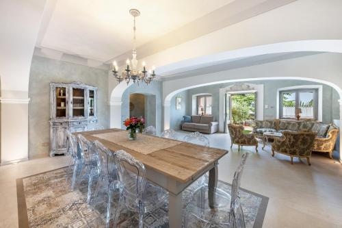 Abaye I Champagne Charm Adults Only